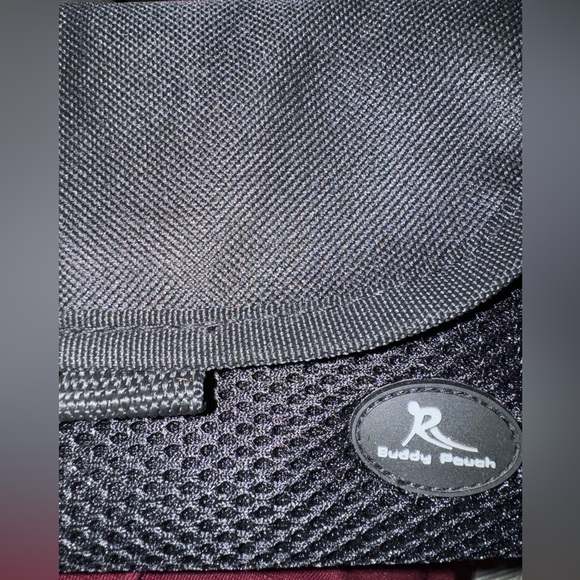 NWOT- magnetic pouch with velcro, 2 pockets inside. Can hook onto something thin - Picture 2 of 9